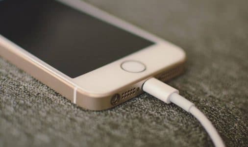 Waterlily telefoon opladen met wind of waterkracht
