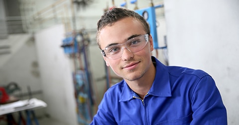 jongen met veiligheidsbril