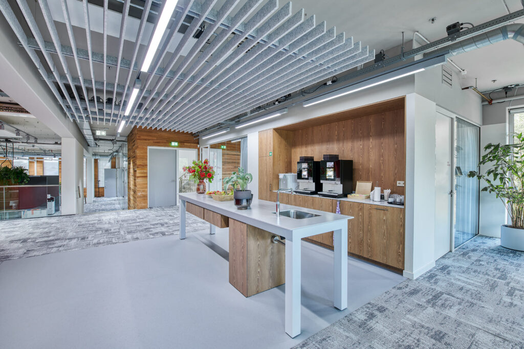 Pantry onder akoestische baffles met lineaire verlichting