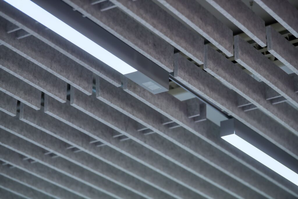 Lineaire armaturen tussen akoestische baffles