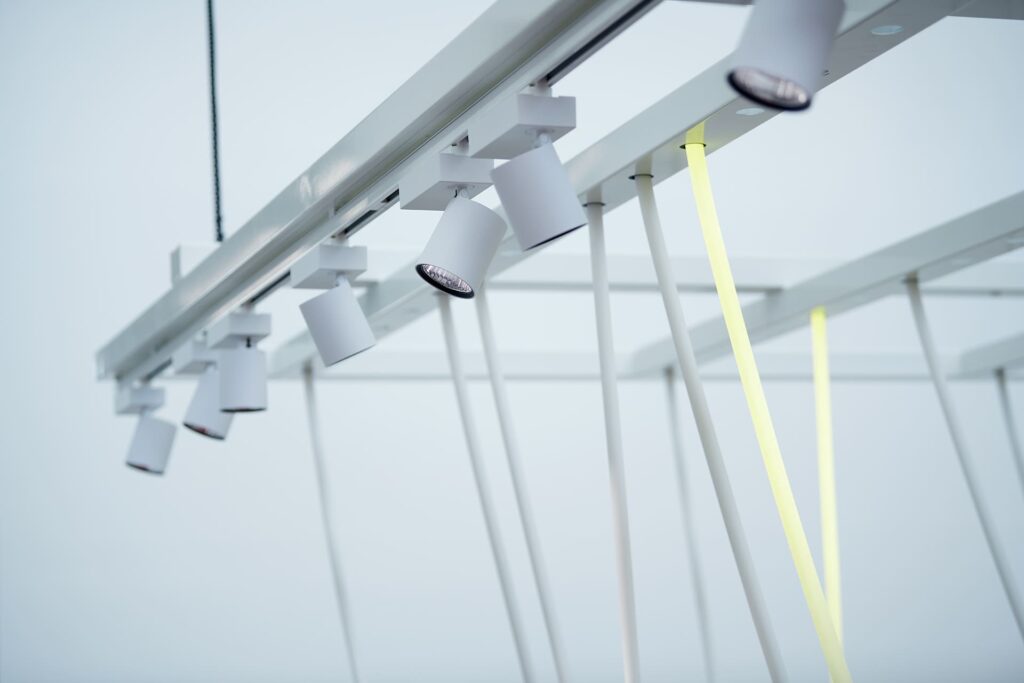 Opbouwspots op een rail in het atrium